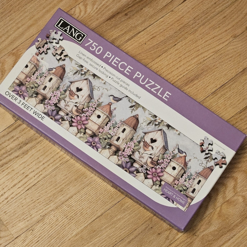 LANG 750 Piece Birdhouse Puzzle - With all the peces.